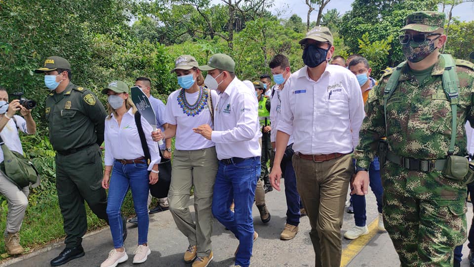 Ministra de Transporte entregan obra vial en vereda Arizona del municipio de Puerto Caícedo
